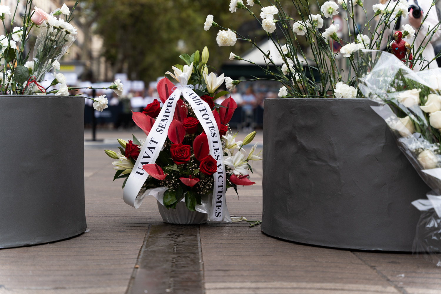 Un ramo de flores en recuerdo de las víctimas de los atentados / LUIS MIGUEL AÑÓN - CRÓNICA GLOBAL
