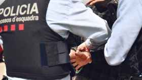 Los Mossos d'Esquadra efectuando una detención