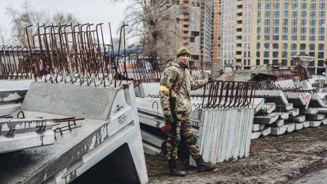 Un miliciano ucraniano vigila una carretera, a 2 de marzo de 2022, en Kiev (Ucrania) / DIEGO HERRERA - EUROPA PRESS