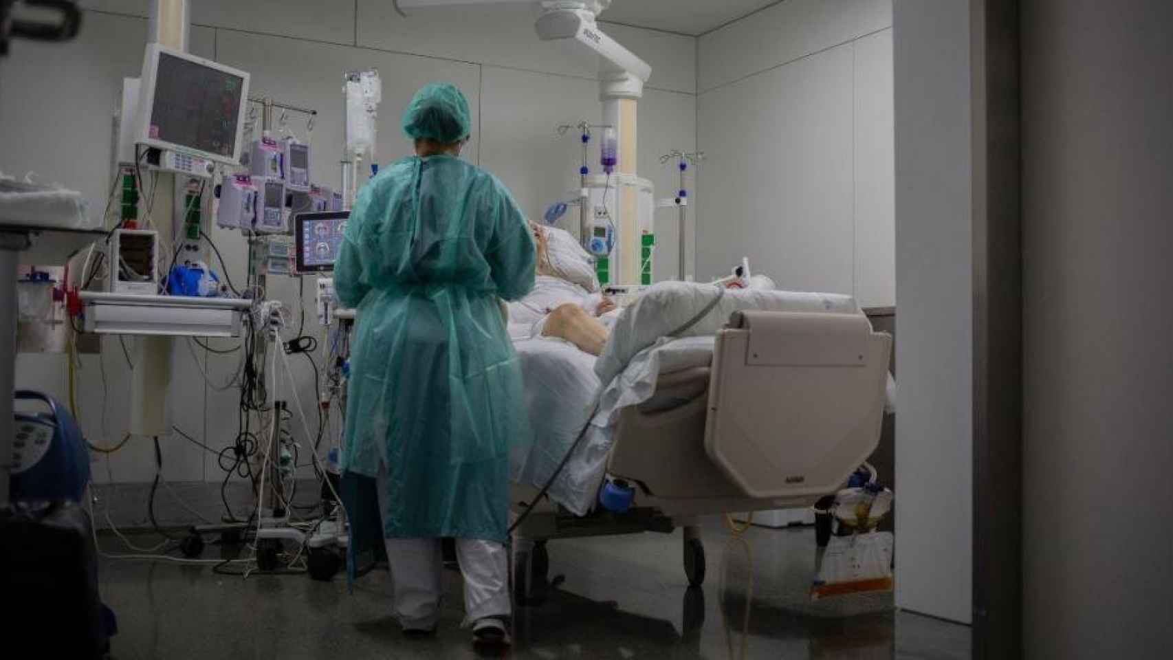 Una enfermera atiende a un paciente Covid en una de las ucis de Cataluña / David Zorrakino (EP)