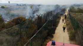 La zona del incendio en La Ricarda junto al aeropuerto de El Prat / BOMBEROS DE LA GENERALITAT