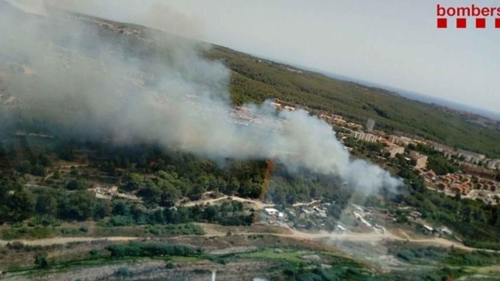 La columna de humo sobre el incendio forestal originado en el barrio Sant Salvador de Tarragona / BOMBEROS DE LA GENERALITAT