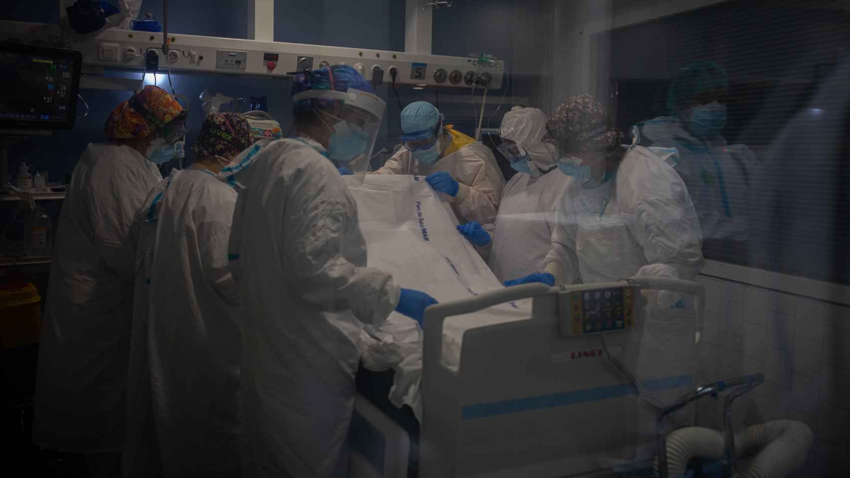 Trabajadores sanitarios protegidos atienden a un paciente en las ucis del Hospital del Mar, en Barcelona / DAVID ZORRAKINO - EUROPA PRESS