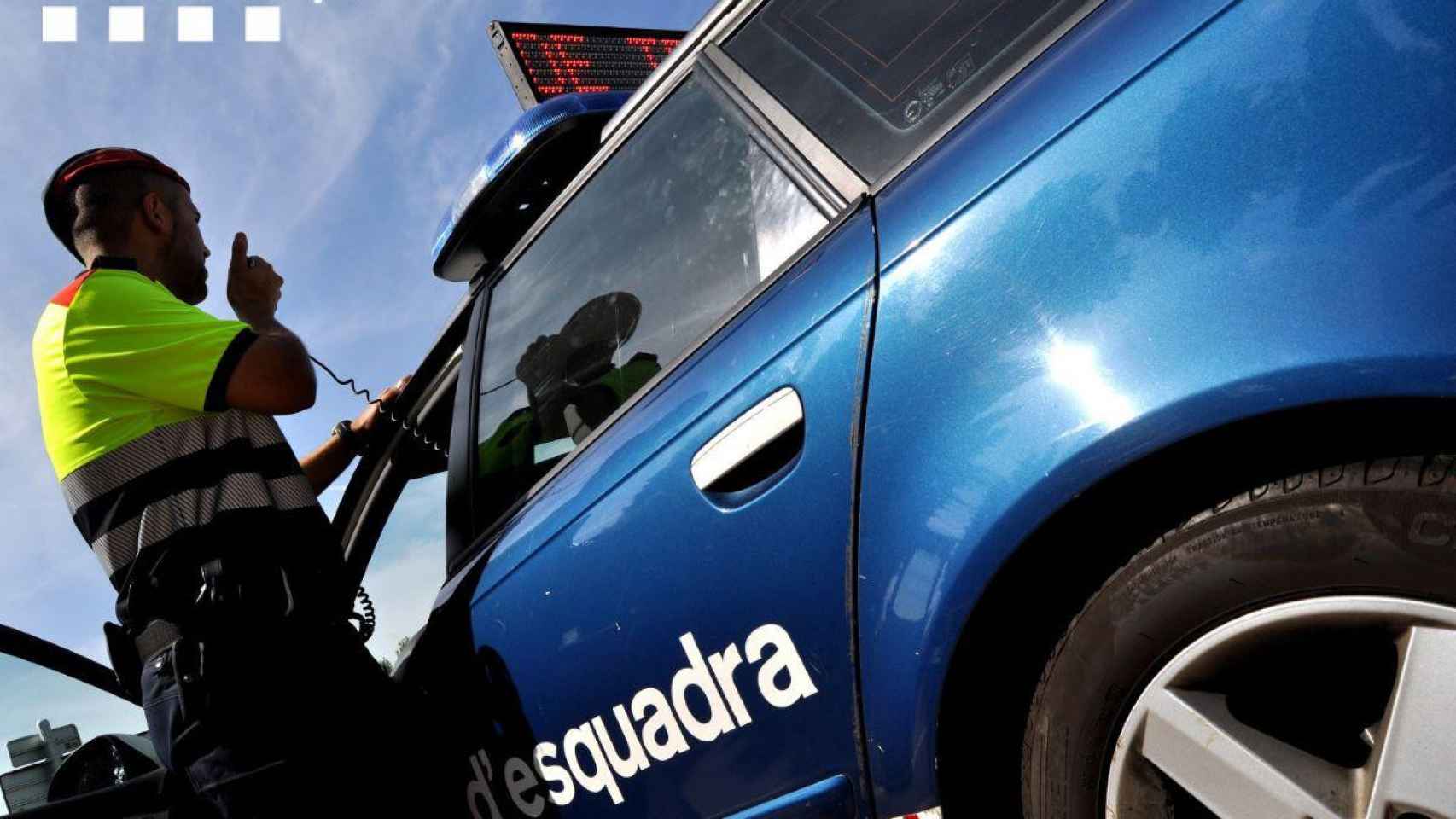 Un agente de los Mossos avisa por radio en un control: un conductor ha sido denunciado por circular en dirección contraria / MOSSOS D'ESQUADRA