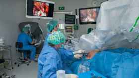Sanitarios del Hospital de Bellvitge realiza una cirugía / Cedida