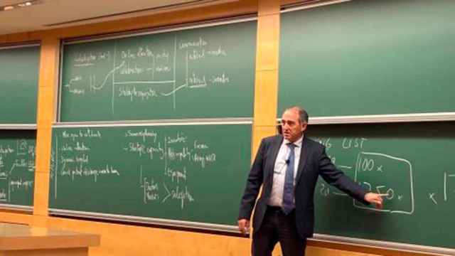 El profesor de IESE, Jaume Ribera, durante la clase de estudio del caso de gestión de la pandemia del Covid-19 en el Hospital Vall d'Hebron / HVH