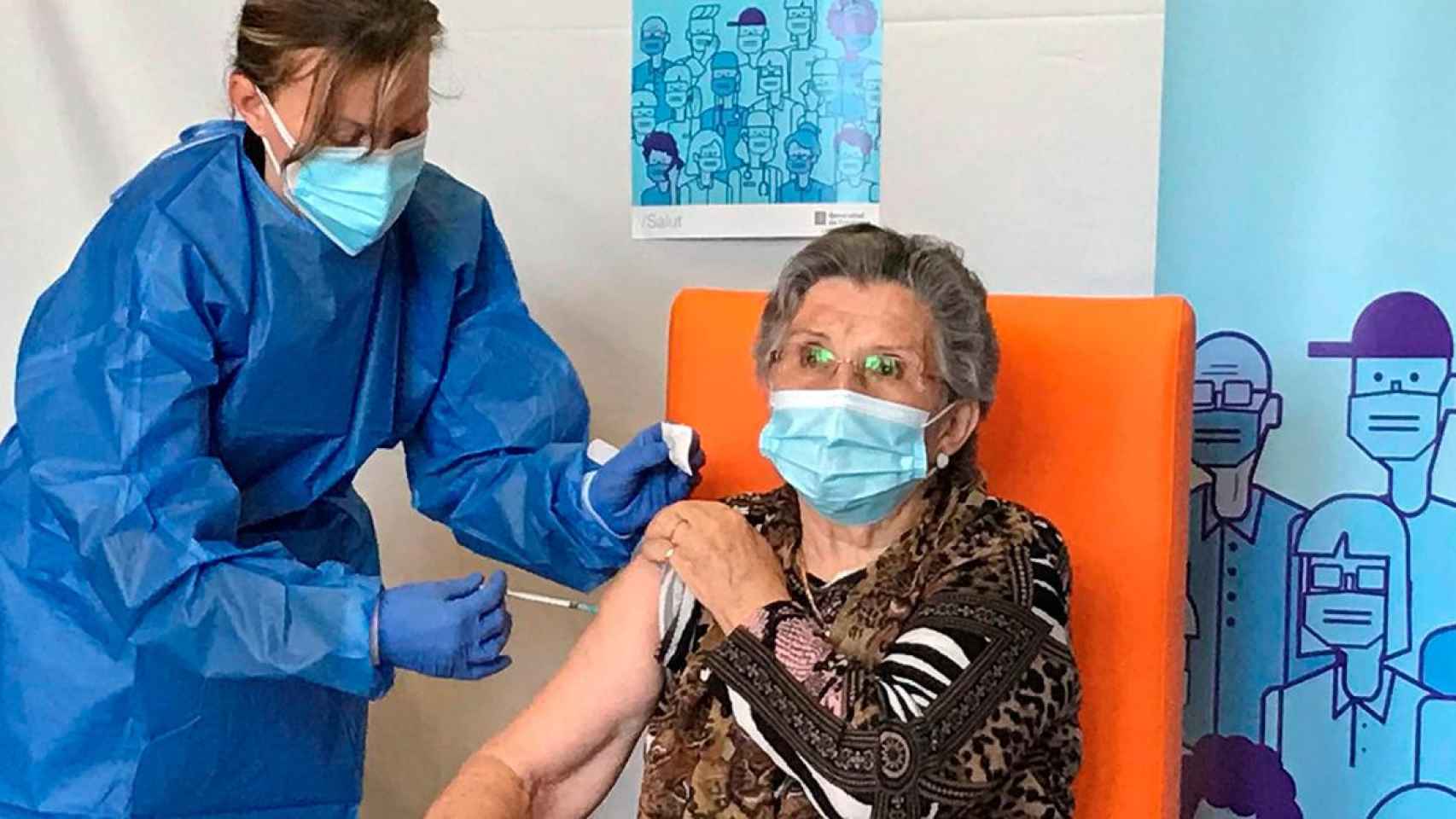 Una enfermera administra la segunda dosis de la vacuna de Pfizer contra la Covid-19 a Leocadia Peña, de 85 años, en la Residencia Nuestra Señora de Ribera de La Pobla de Segur, en Lleida, Cataluña (España), a 17 de enero de 2021 / EUROPA PRESS