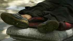 Una persona sin hogar duerme a la intemperie en una calle de Barcelona / EP