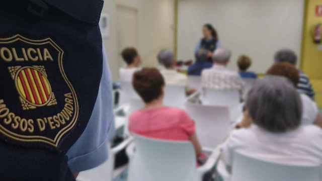 Agentes de los Mossos dan una charla informativa a personas mayores / MOSSOS D'ESQUADRA