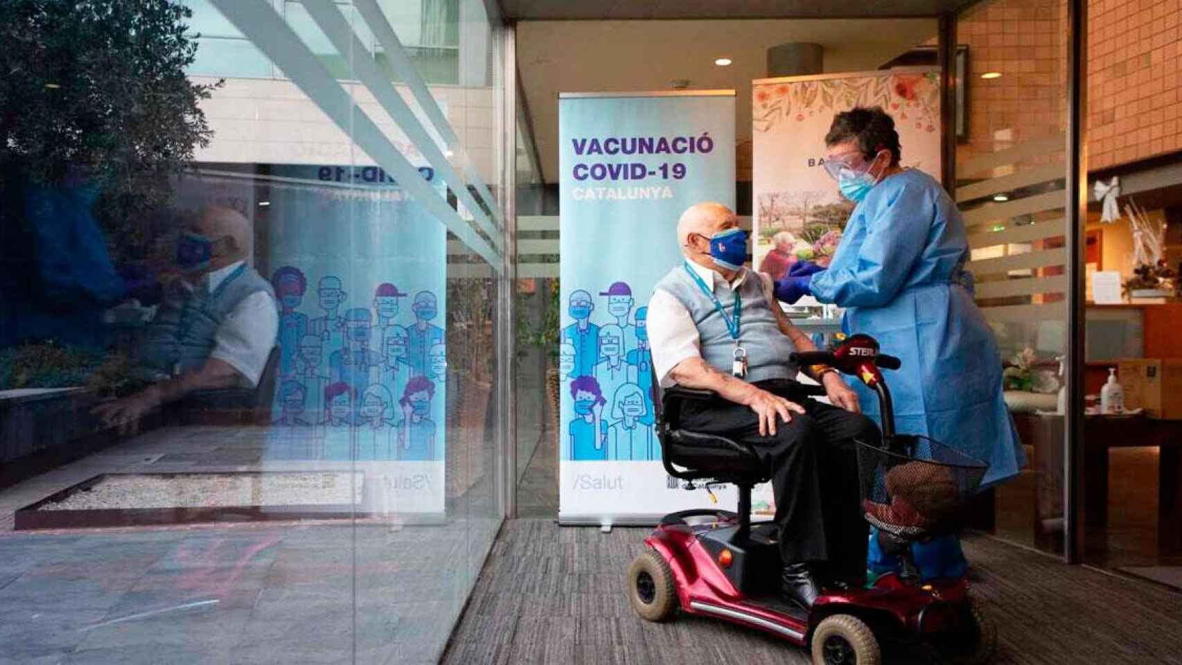 Un sanitario inyecta la vacuna contra el coronavirus a una persona mayor en una residencia catalana / EFE