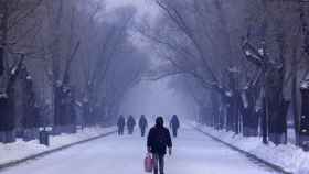 Una calle teñida de blanco por las primeras nevadas del año / EP