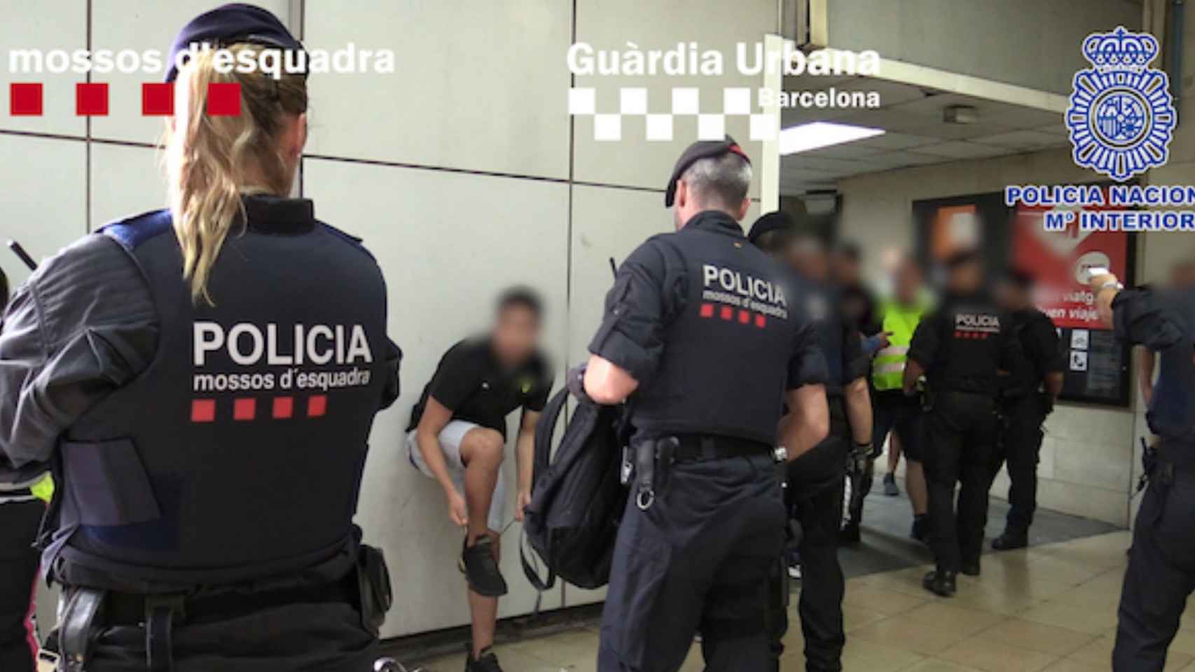 Detenidos por hurtos / MOSSOS D'ESQUADRA