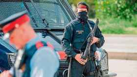 Imagen de un agente de los Mossos d'Esquadra con arma larga en tareas de vigilancia / EFE