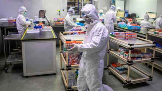 Científicos en un laboratorio durante la pandemia / EFE
