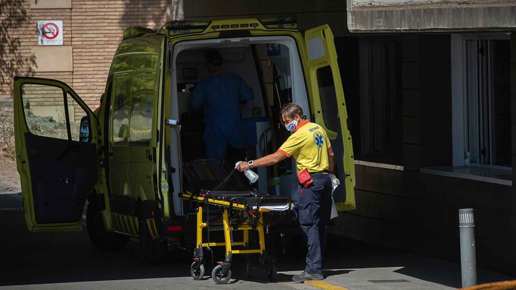 Un sanitario desinfecta una camilla de una ambulancia / EUROPA PRESS