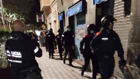 Efectivos de Mossos d'Esquadra durante el operativo contra el tráfico de éxtasis y metanfetaminas en el Eixample de Barcelona / MOSSOS