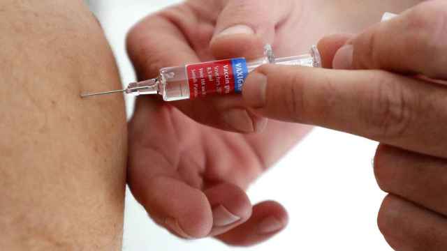 Una persona recibe la vacuna de la gripe / EFE