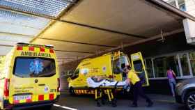 Ambulancias en el Hospital Arnau de Vilanova de Lleida, una provincia que ha sufrido rebrotes de coronavirus en verano / EFE