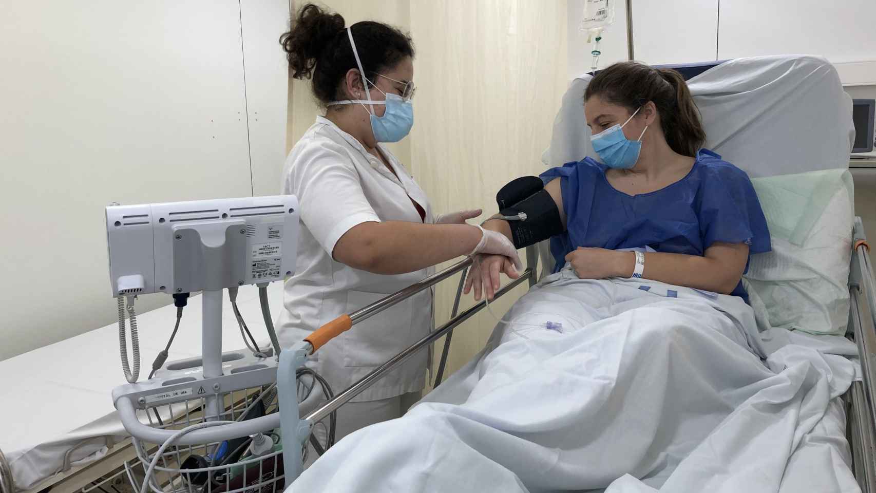 Una profesional sanitaria atiende a una paciente de un hospital de Cataluña / EP