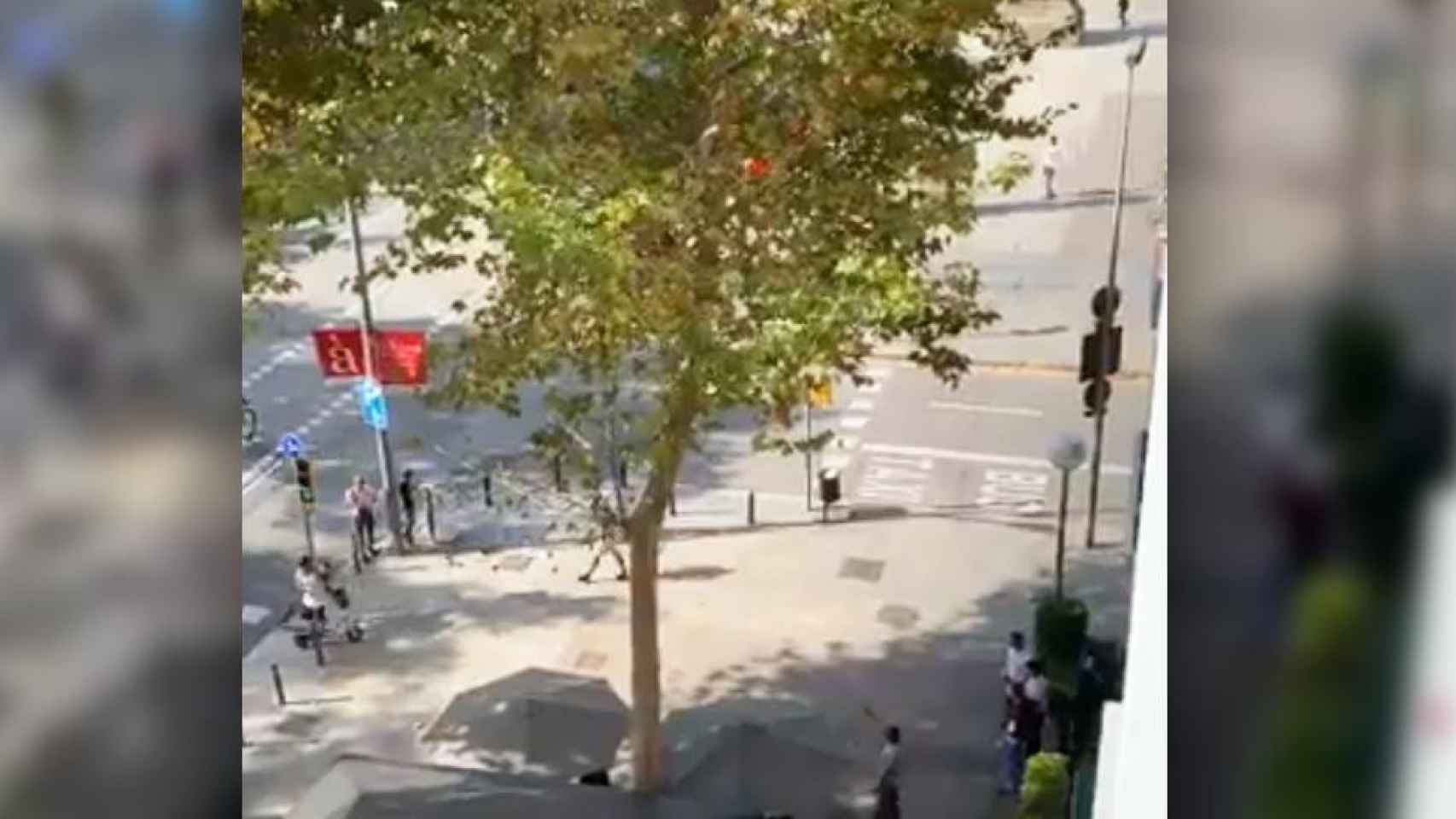 Imagen del intento de robo con un destornillador a una pareja de vecinos de Barcelona / TWITTER