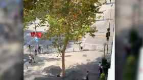 Imagen del intento de robo con un destornillador a una pareja de vecinos de Barcelona / TWITTER