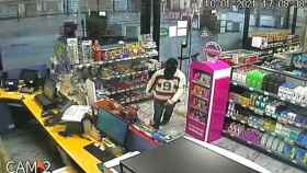 Foto del atracador de una cámara de seguridad de una gasolinera / MOSSOS D'ESQUADRA