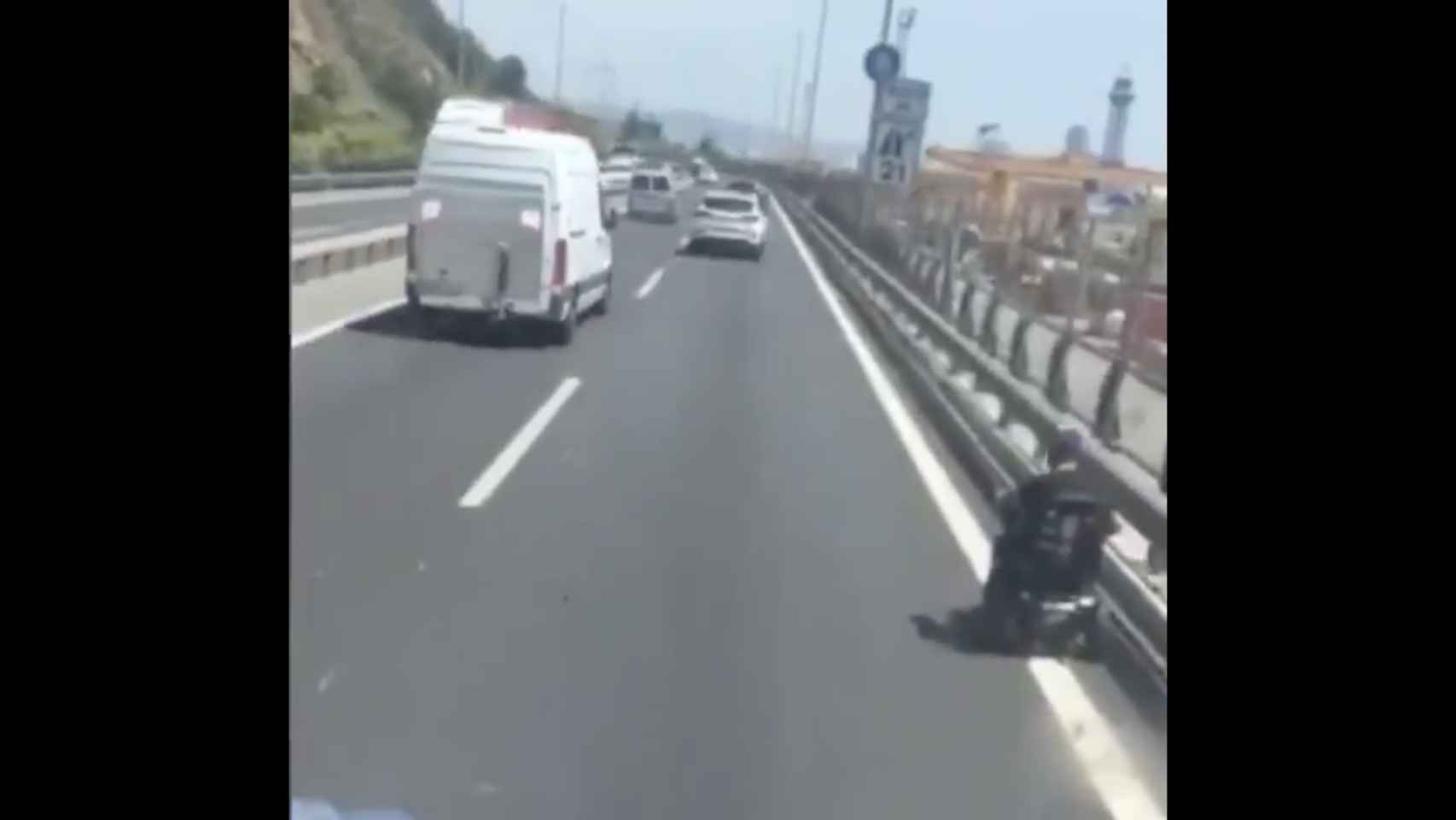 Captura del vídeo del hombre en silla de ruedas por la Ronda Litoral de Barcelona / @GUBMOSQUEADO