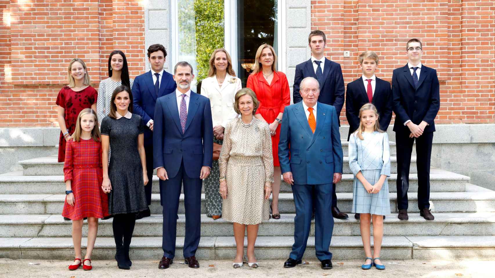 La familia real española en las escaleras de la Zarzuela con motivo del 80 cumpleaños de la reina Sofía / EFE