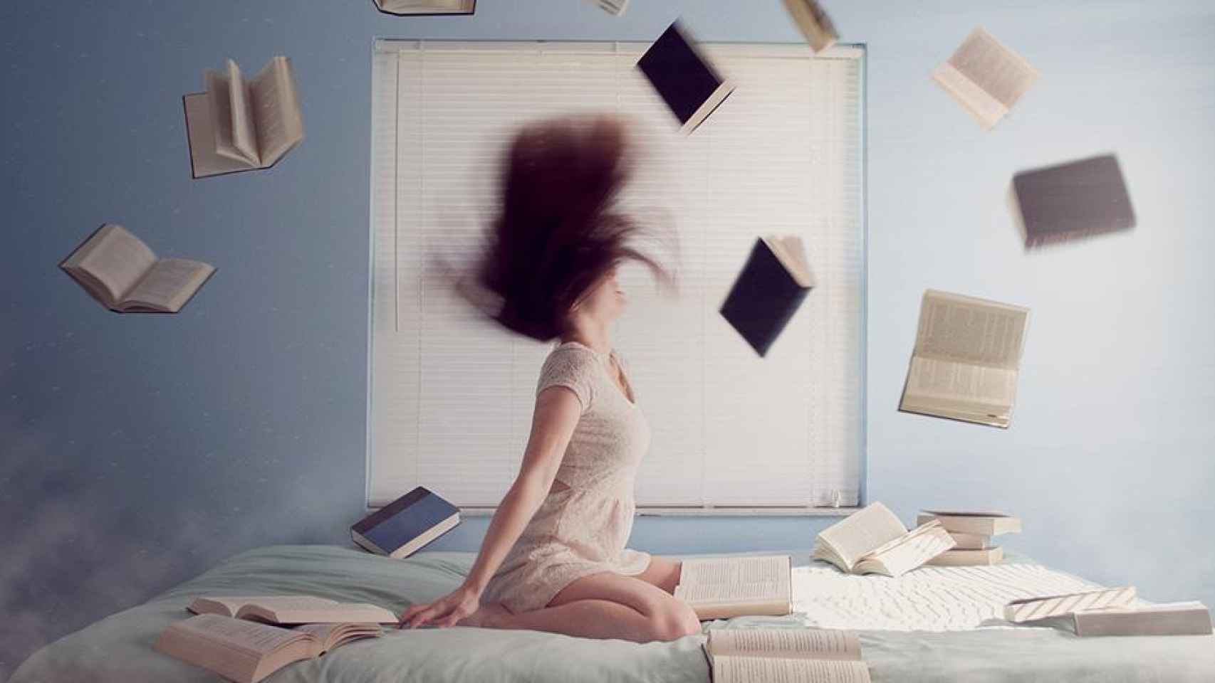Estudiante en la cama que estudia en lugar de dormir por las noches / PIXABAY