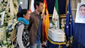 Los padres de Gabriel Cruz junto al féretro de su hijo durante el funeral / EFE