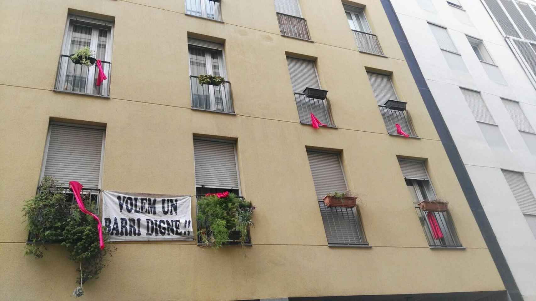 Trapos rojos colgados de las ventanas de un edificio por la campaña contra los narcopisos / CG