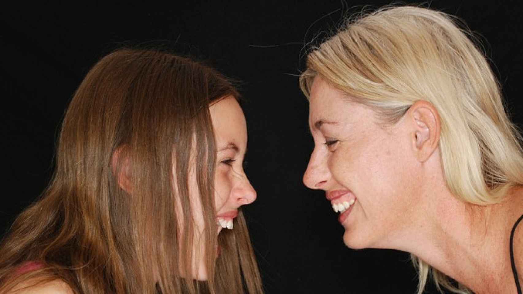 Una madre y una hija se ríen de sí mismas