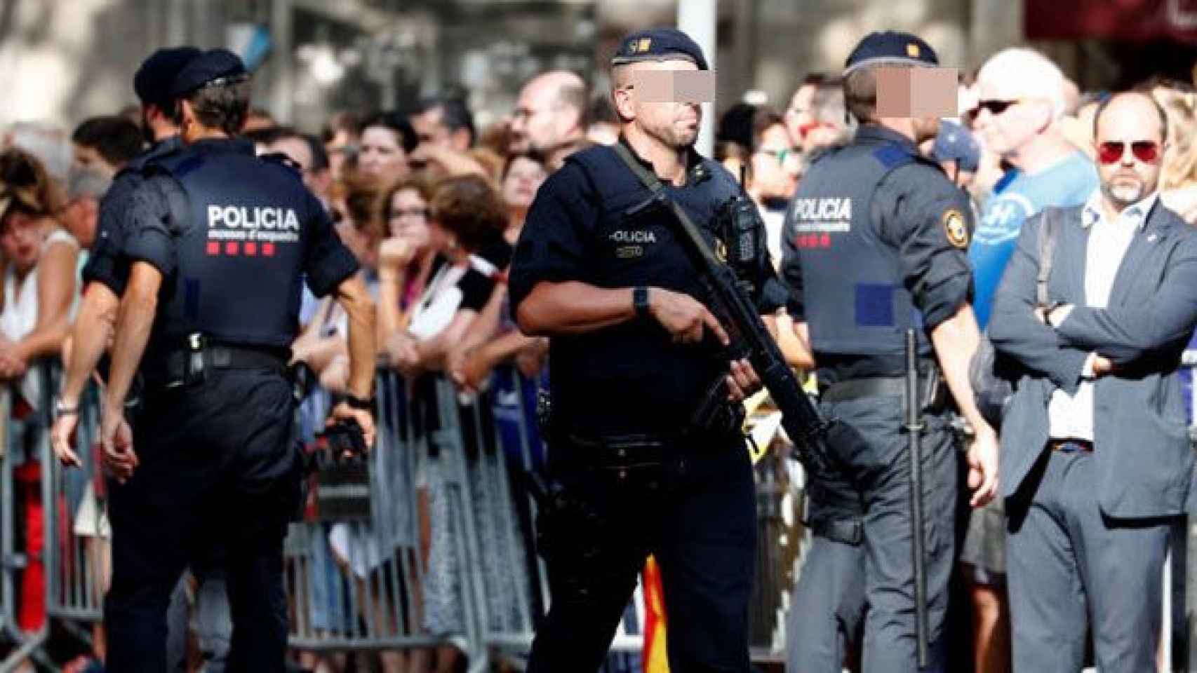 Efectivos de los Mossos d'Esquadra, vigilando un acto público concurrido en Barcelona / EP