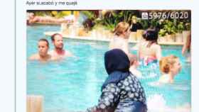 El tuit de la mujer musulmana con ropa en la piscina / Twitter