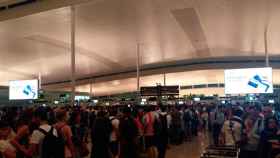 Colas en el control de seguridad del aeropuerto de El Prat este miércoles / TWITTER