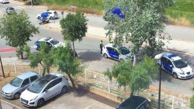 Despliegue policial en Gavà tras el ataque de un hombre a dos agentes en el tanatorio de la localidad / TWITTER