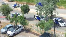 Despliegue policial en Gavà tras el ataque de un hombre a dos agentes en el tanatorio de la localidad / TWITTER