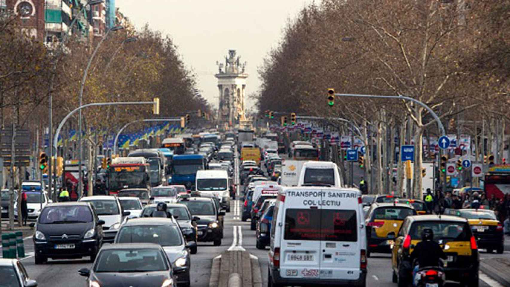 Aglomeración de tráfico en Gran Via de les Corts Catalanes, uno de los accesos a Barcelona / EFE