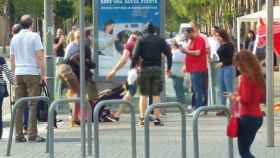 Una de las voluntarias agredidas en el suelo mientras un hombre la increpa.