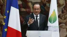 El presidente francés, François Hollande, durante el discurso en la ceremonia de ratificación de la Cumbre de las Naciones Unidas sobre el Cambio Climático en el palacio del Elíseo en París.