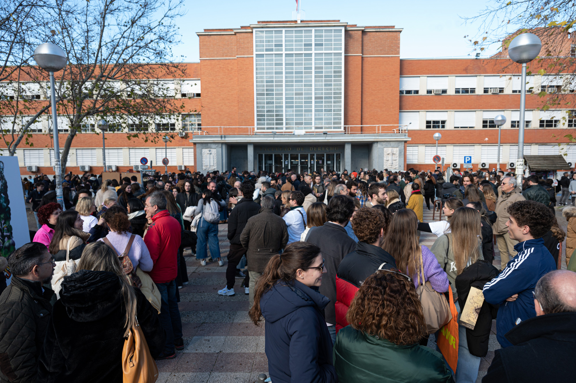 Cientos de estudiantes se concentran en la entrada de la Facultad de Derecho de la Universidad Complutense de Madrid para realizar las pruebas del MIR el pasado sábado 21 de enero / FERNANDO VILLAR -EFE