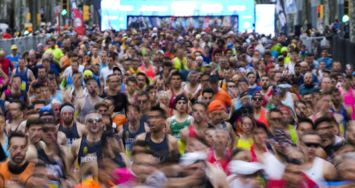 Cientos de corredores compiten en la media maratón de Barcelona / EFE