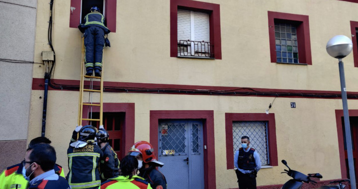 Bomberos durante el desalojo en la calle Briquets, 36, de Barcelona / SINDICAT HABITATGE