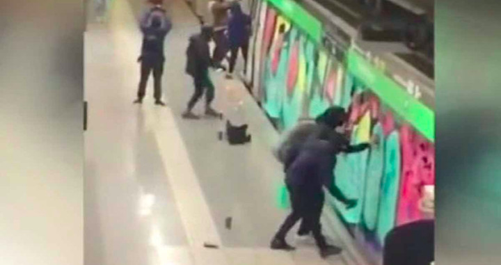 Grafiteros atacando el Metro de Barcelona en una acción vandálica anterior / CG