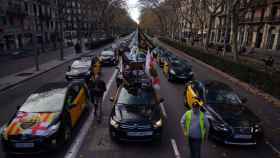 La marcha lenta de taxis colapsa el centro de Barcelona / Luis Miguel Añón (CG)