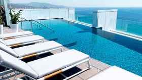 Imagen de la zona de piscina en la azotea de Hotel Marina Badalona / Cedida
