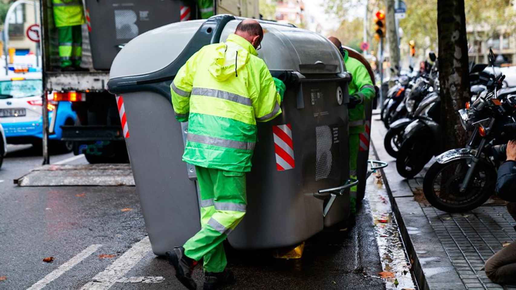Operarios municipales reponiendo contenedores de residuos en el centro de Barcelona / AjBCN