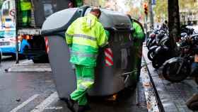 Operarios municipales reponiendo contenedores de residuos en el centro de Barcelona / AjBCN
