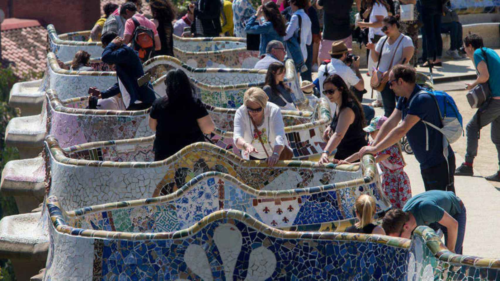 Imagen de turistas de visita en el Parque Güell de Barcelona