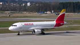 Un avión de Iberia, compañía integrada en el grupo IAG / PIXABAY